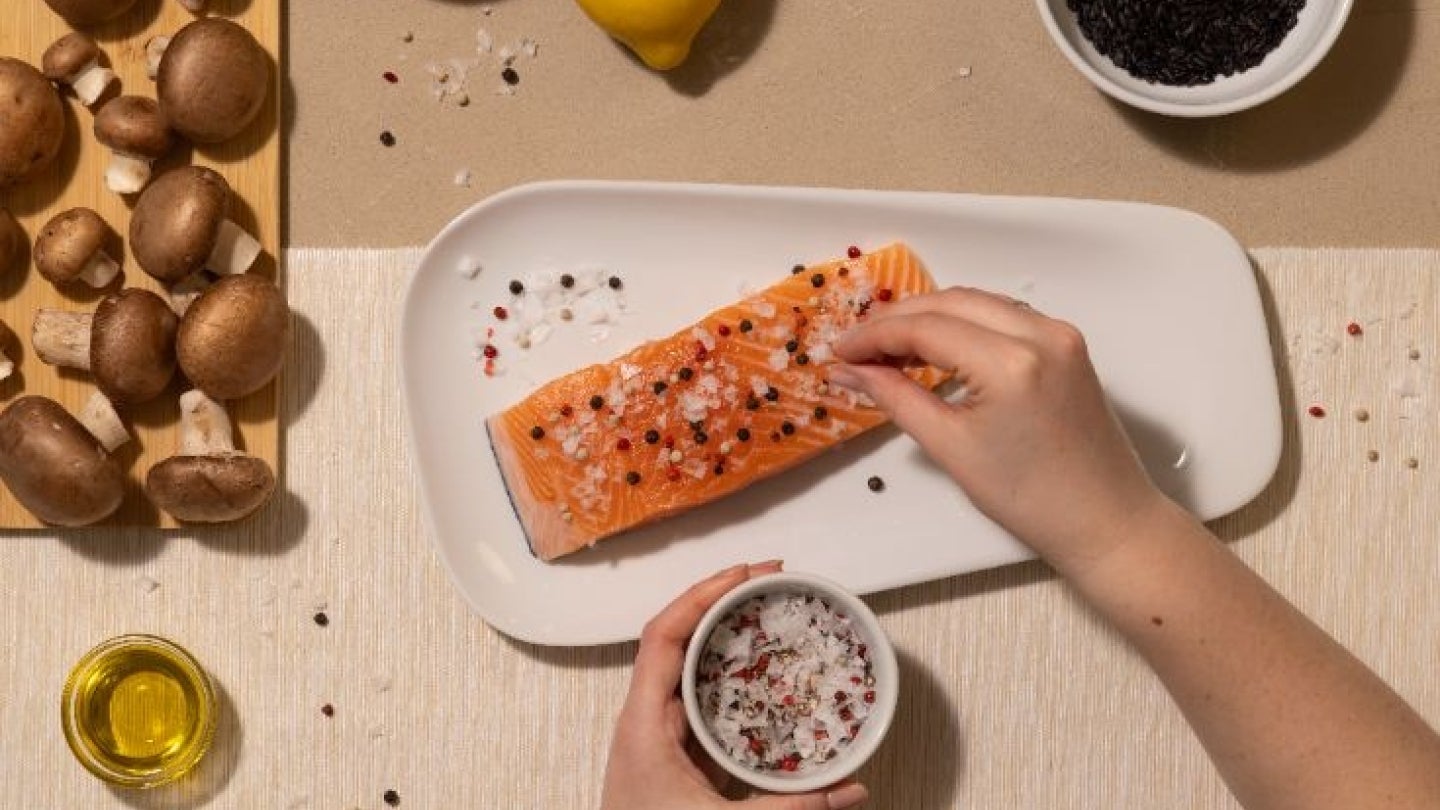 Lachs mit Salz und Pfeffer