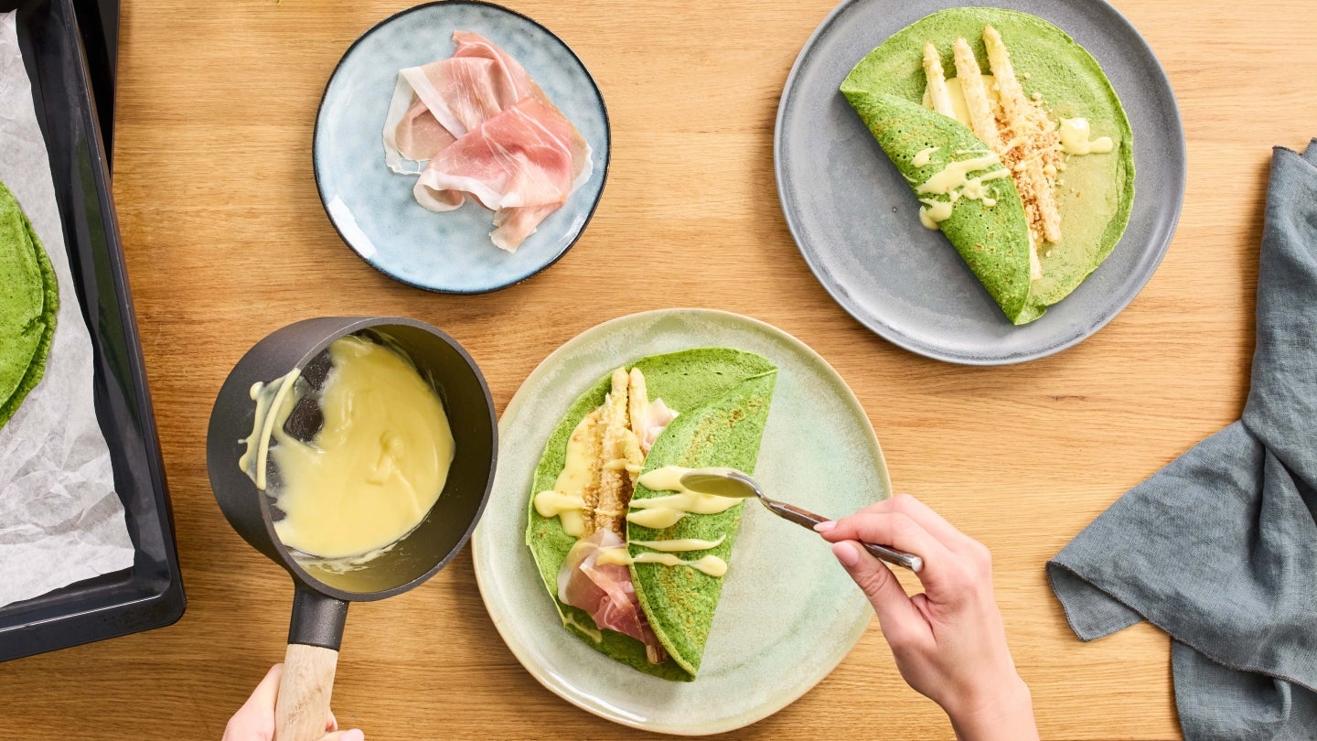 Pfannkuchen mit Spargel, Schinken und Sauce Hollandaise anrichten