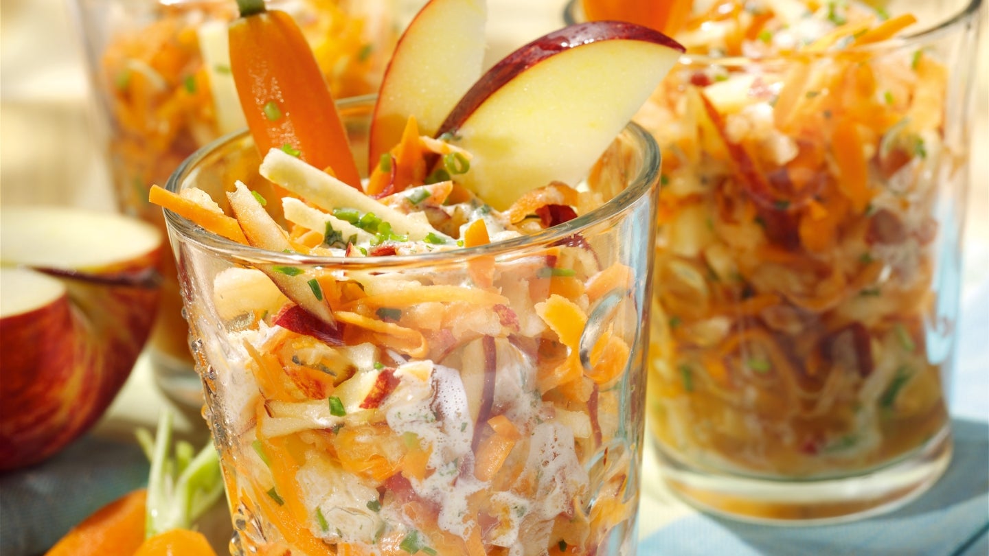 Maggi Rezept Möhren-Apfel-Salat in Gläsern angerichtet Maggi Rezept Möhren-Apfel-Salat in Gläsern angerichtet