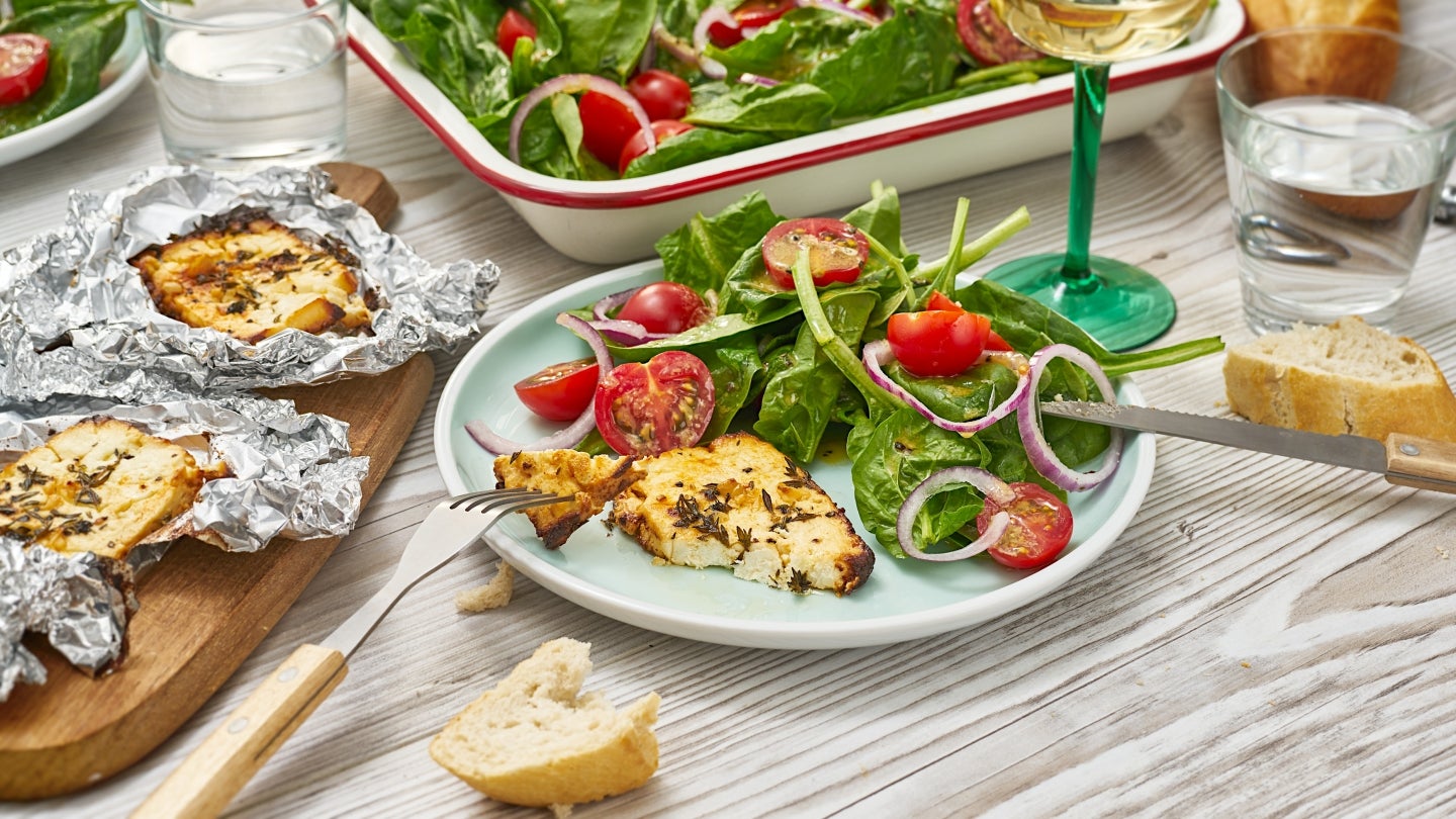 Leckerer Salat mit Spinat, Kirschtomaten und Schafskäse vom Grill