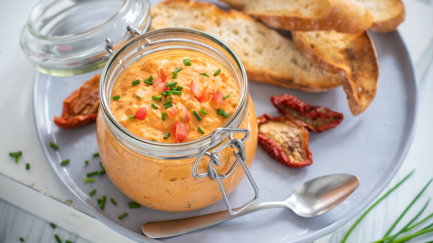 Roter Dip mit getoastetem Baguette