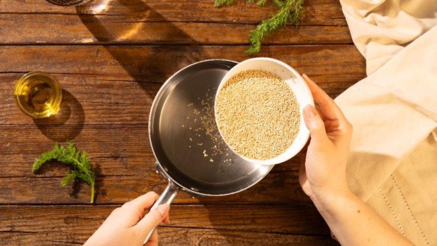 Quinoa wird in Topf gegeben