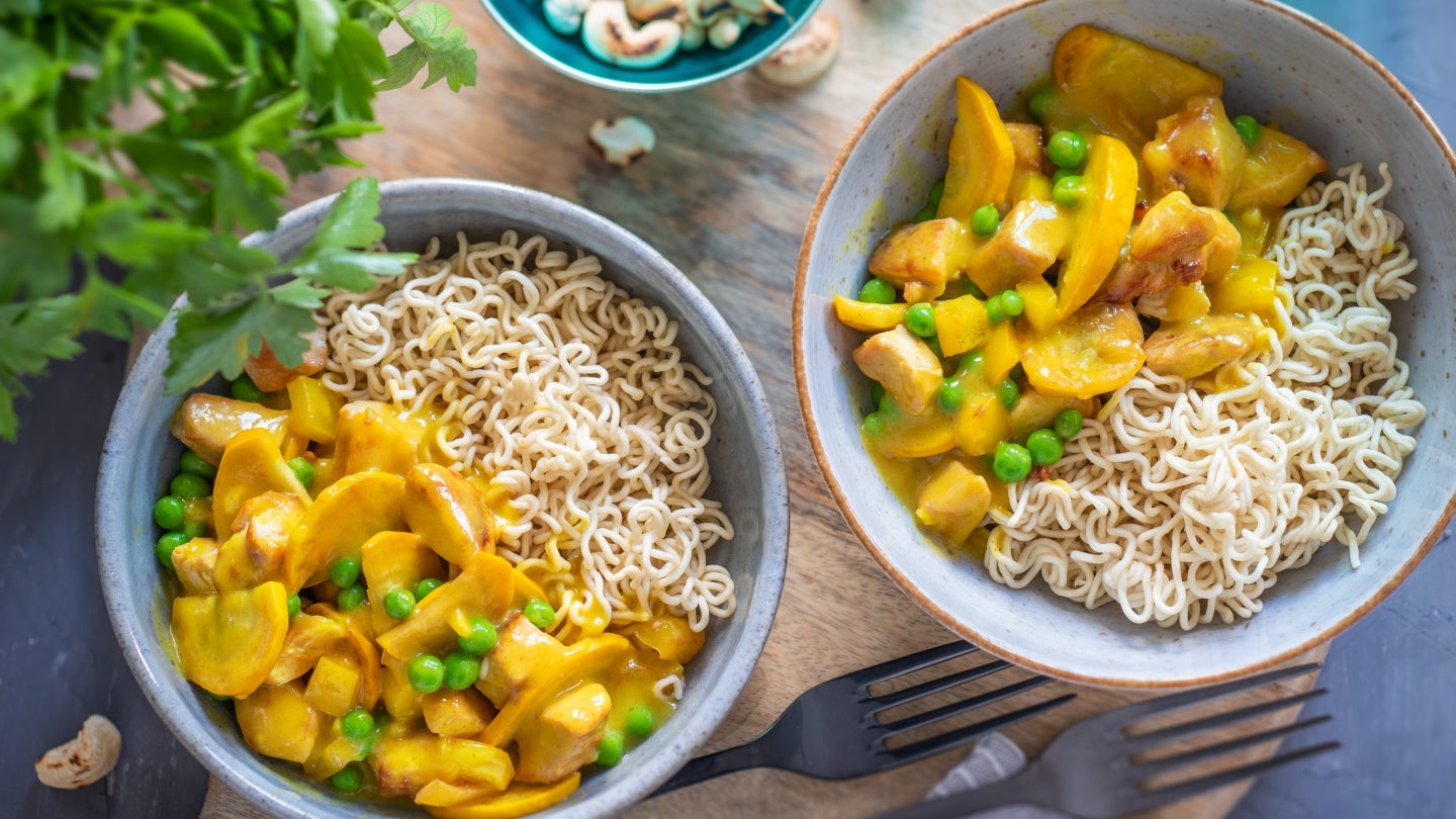 Hähnchen Curry mit Mienudeln und gerösteten Cashewkernen