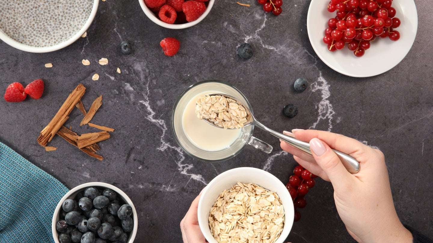 Haferflocken und Beeren vorbereiten