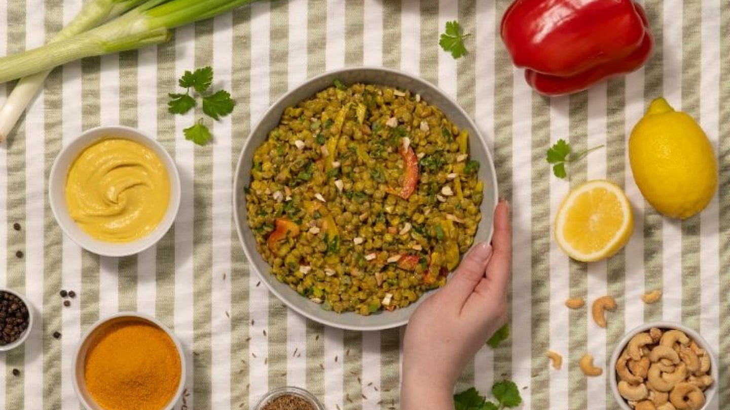 Linsensalat mit Hand an der Schüssel