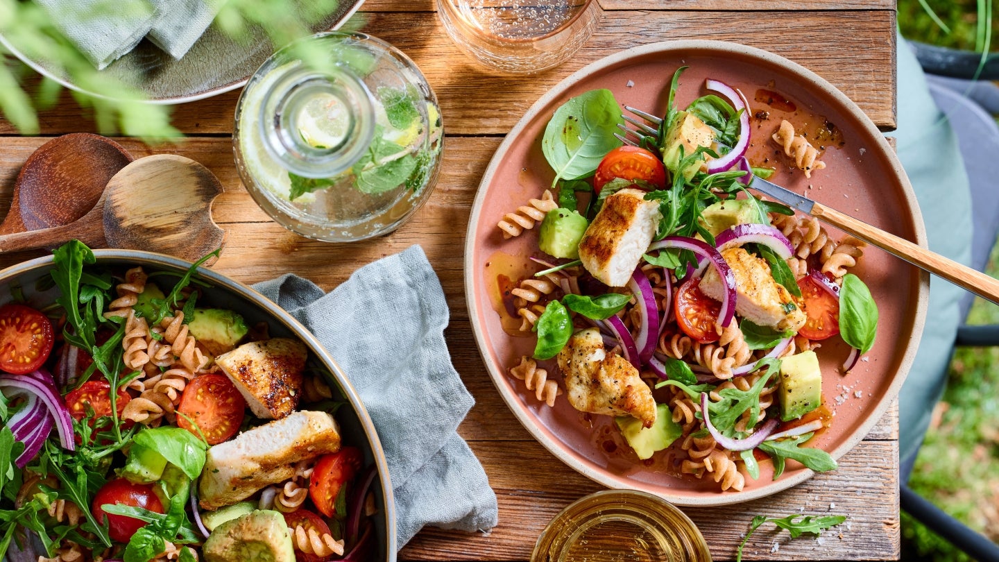 Nudelsalat mit gegrilltem Haehnchen und Avocado
