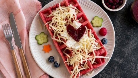 Eine angerichtete Rote-Beete-Waffel mit Käse und Roter Beete bestreut