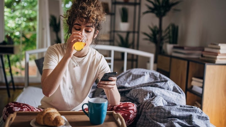 Frau trinkt Handy