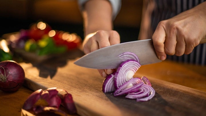 Zwiebel wird geschnitten
