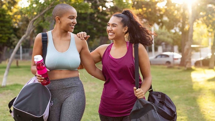 Zwei Frauen in Sportkleidung