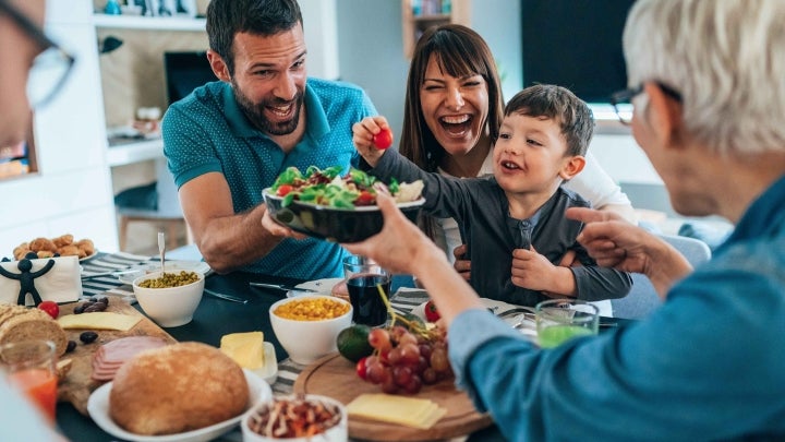 Ganze Familie beim Essen