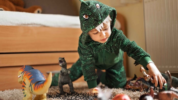 Kind in Dinokostüm