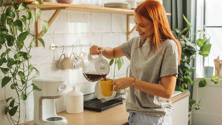 Person schenkt kaffee ein
