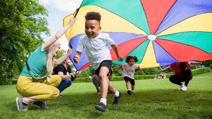 Kinder spielen