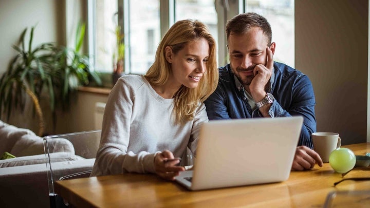 Mann und Frau vor Laptop