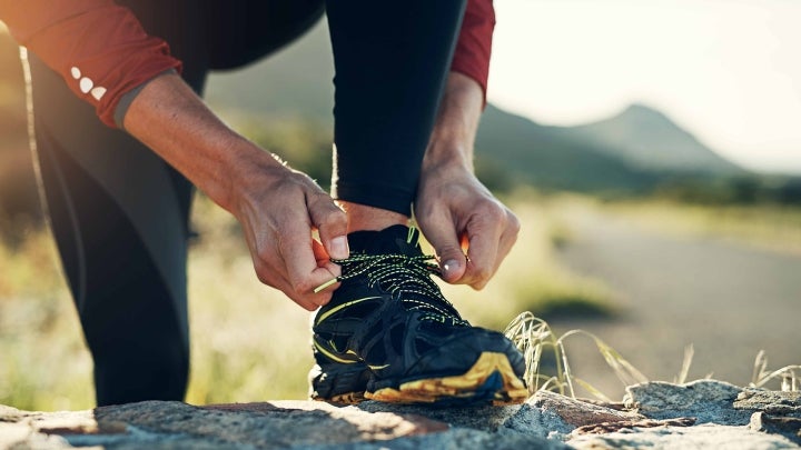 Schuhe werden gebunden