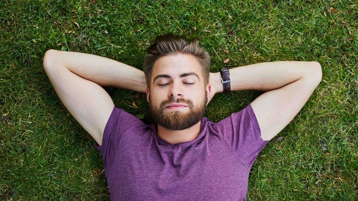 Liegender_Mann_auf_Gras
