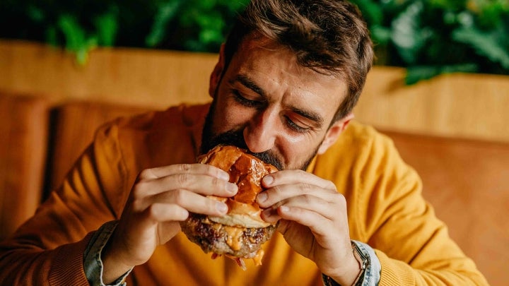 Mann isst Burger