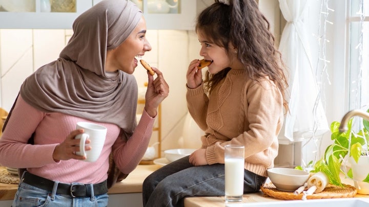 Mutter und Kind essen Halal