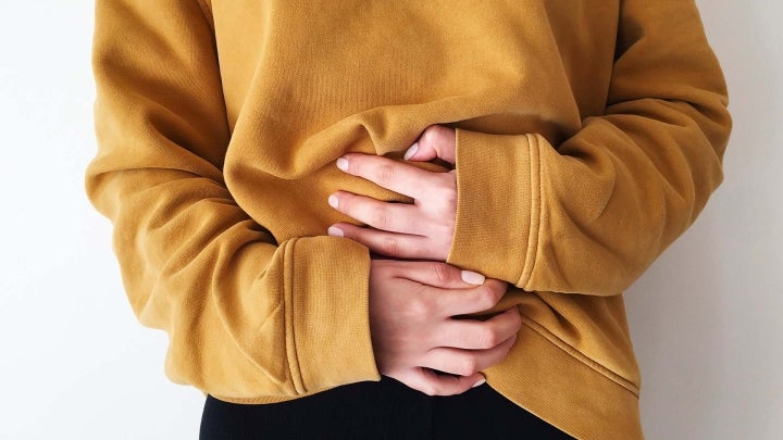 Person-hält-Bauch