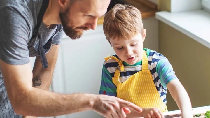 Vater und Sohn beim kochen