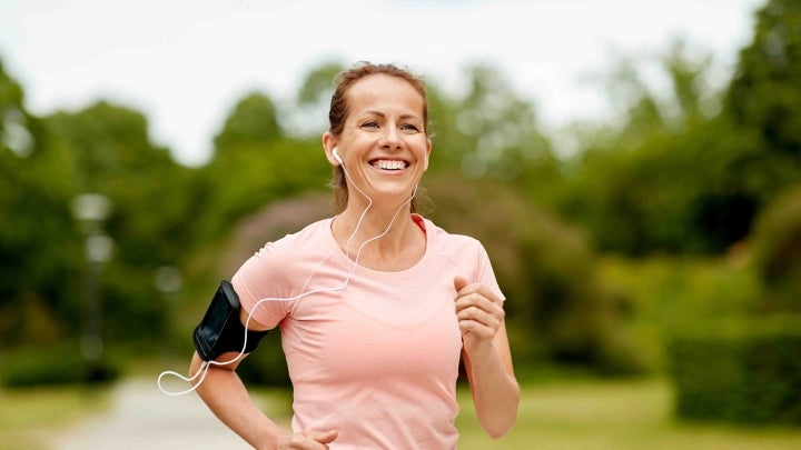 Frau joggt