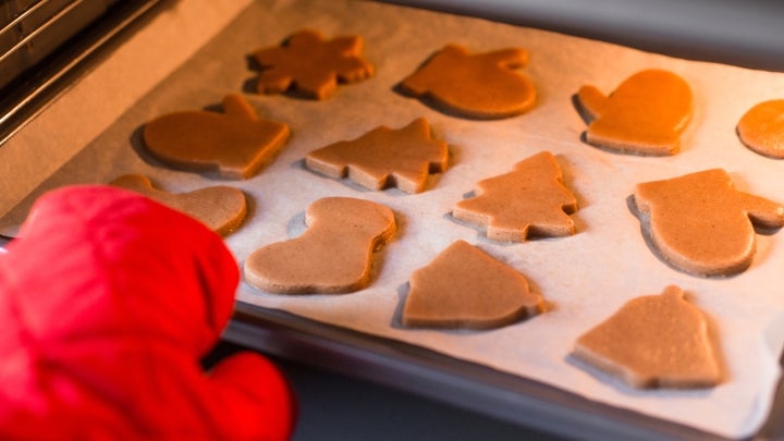 Frisch gebackene Plätzchen auf einem Blech