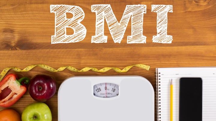 Tisch mit Obst, Waage, Block und Stift mit Überschrift BMI