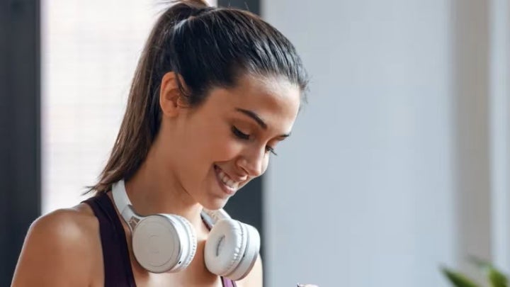 Bild FraumitKopfh C3 B6rernlacht