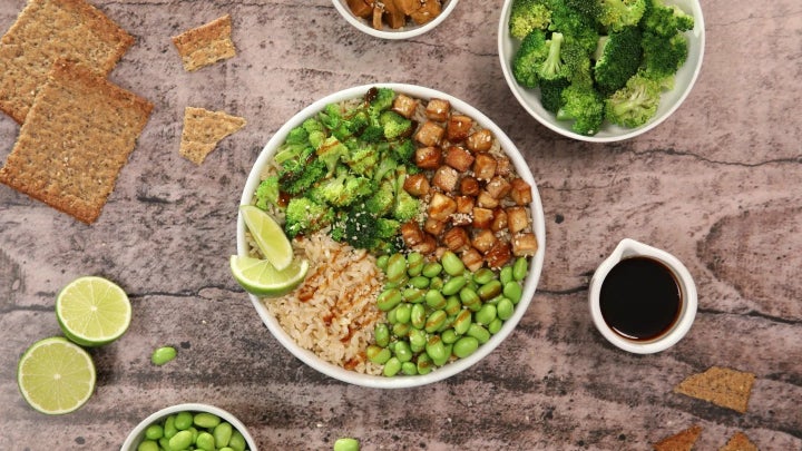 TofuGemüseBowlmitEdamameundVollkornreis