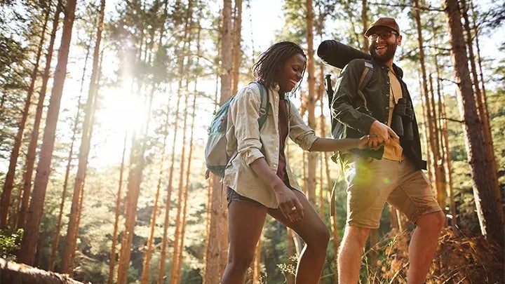 Ein Mann und eine Frau wandern gemeinsam durch einen Wald