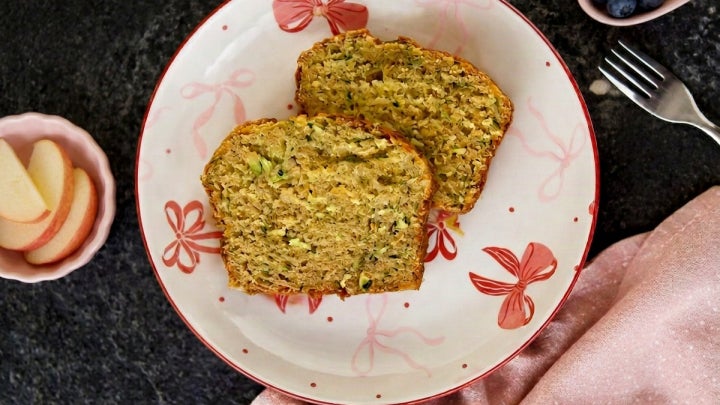 Angerichteter Zucchinikuchen auf einem Teller