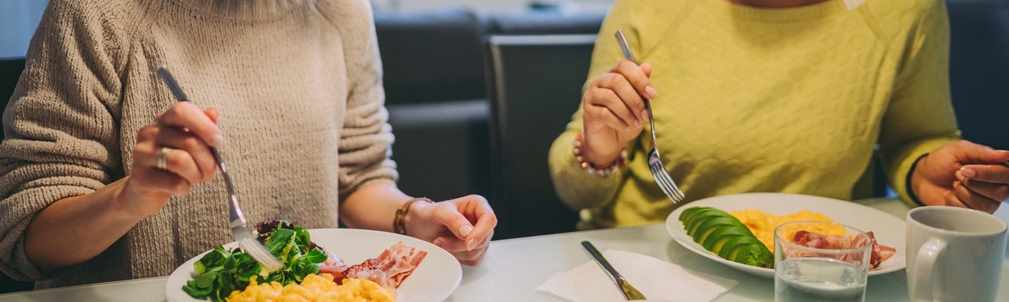 zwei_Frauen_Essen