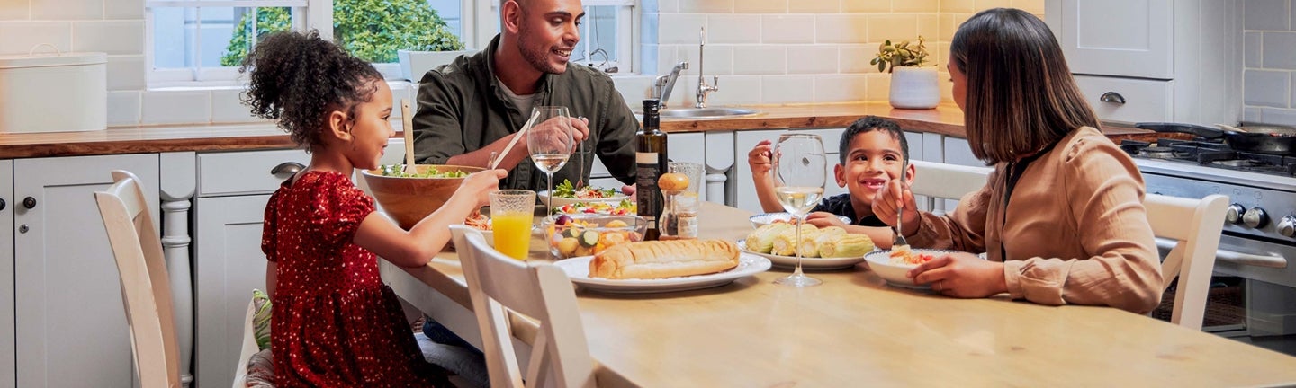 Familie_am_Tisch_Essen