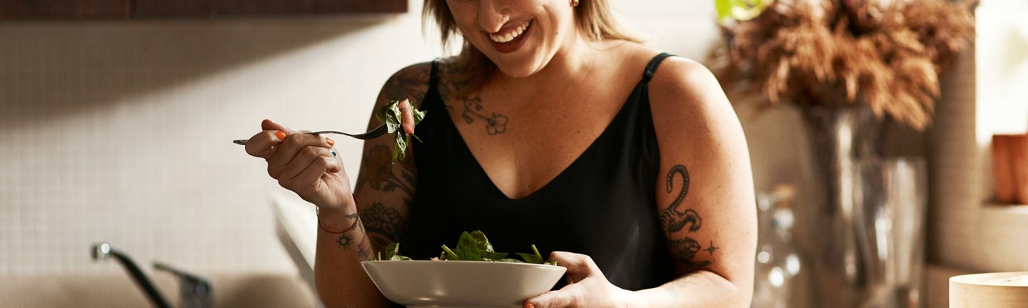 Frau isst Salat