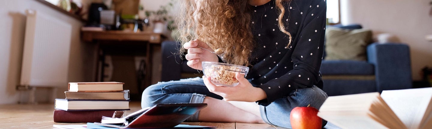 Frau mit Muesli