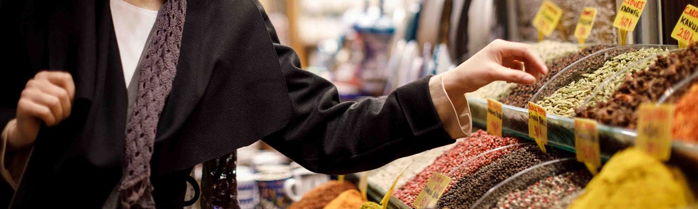 Person kauft auf dem Markt