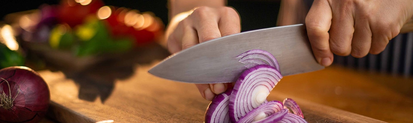 Zwiebel wird geschnitten