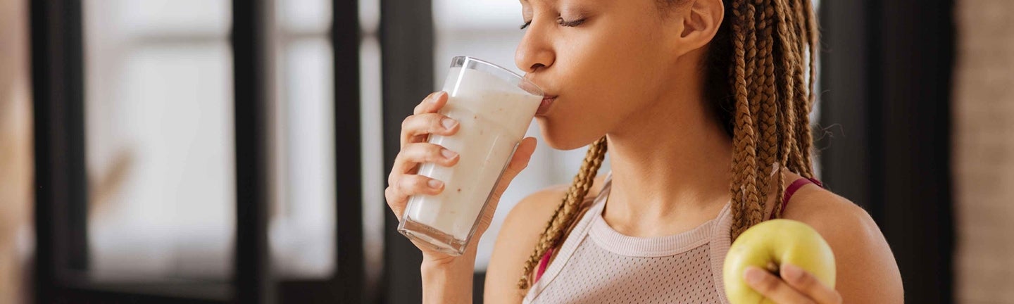Frau trinkt Milch