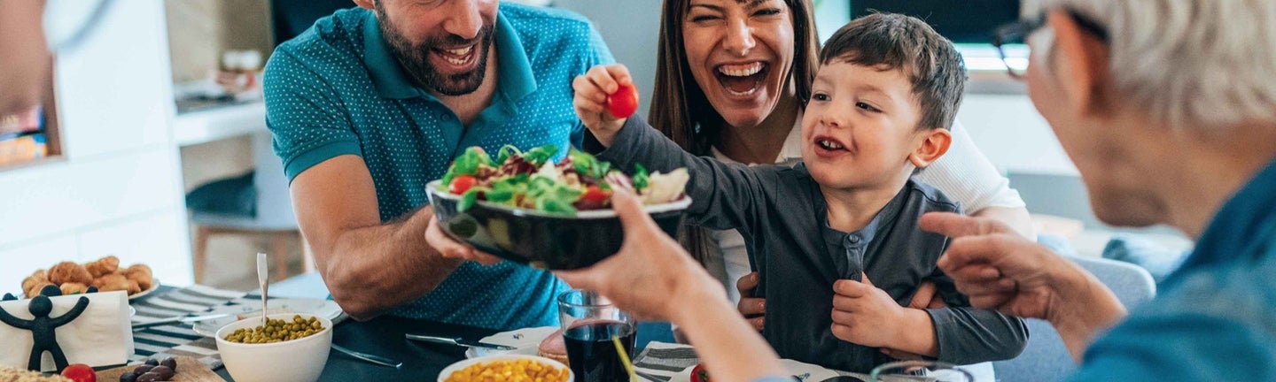 Ganze Familie beim Essen