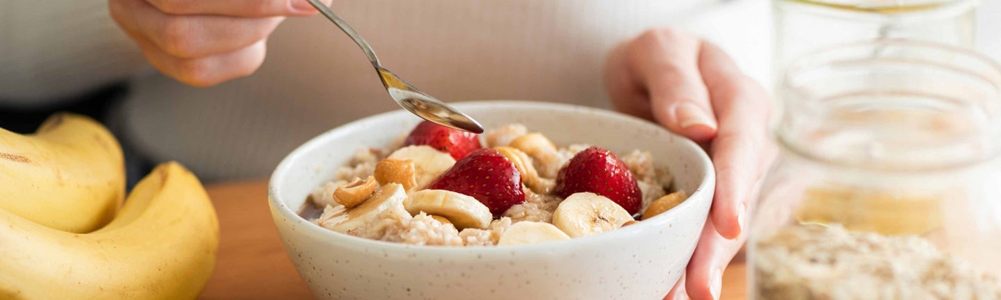 Person mit Muesli