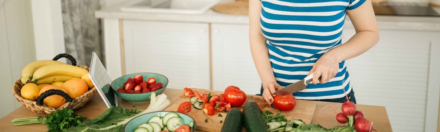 Frau schneidet Tomate