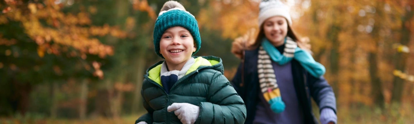 Kinder haben Spaß im Wald