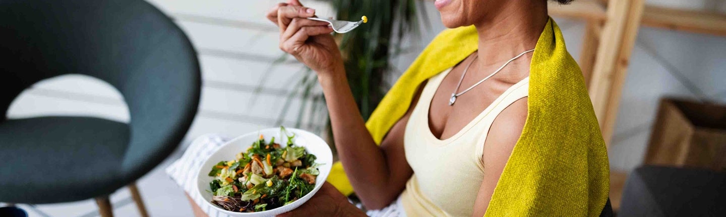 Frau isst Salat