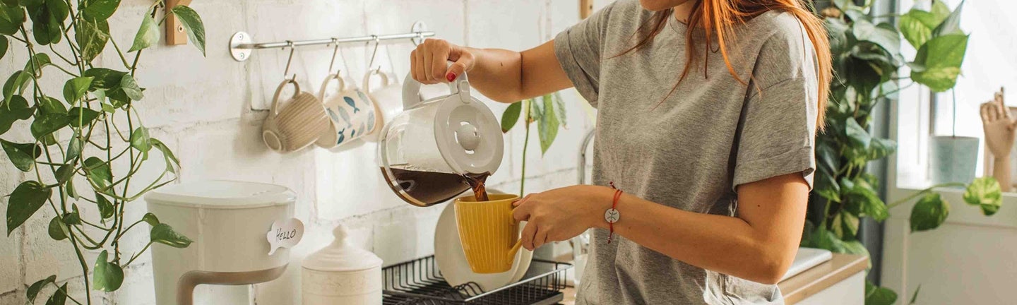 Person schenkt kaffee ein