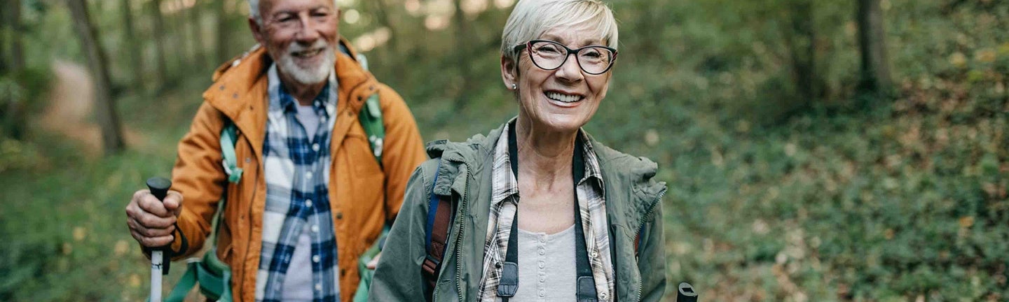 Personen gehen Wandern