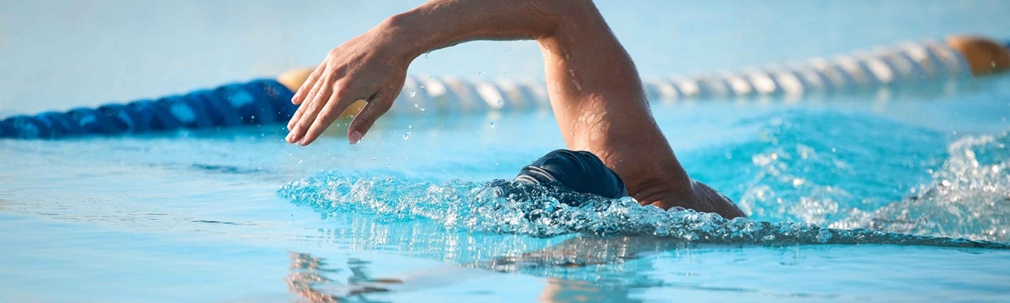 person krault im schwimmbad