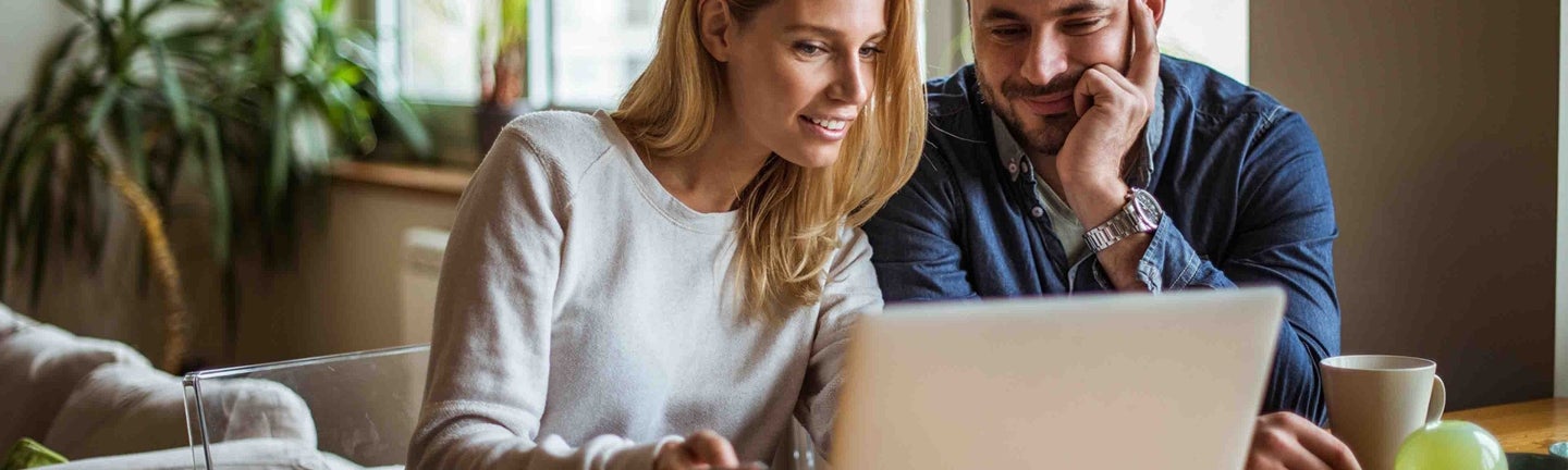 Mann und Frau vor Laptop
