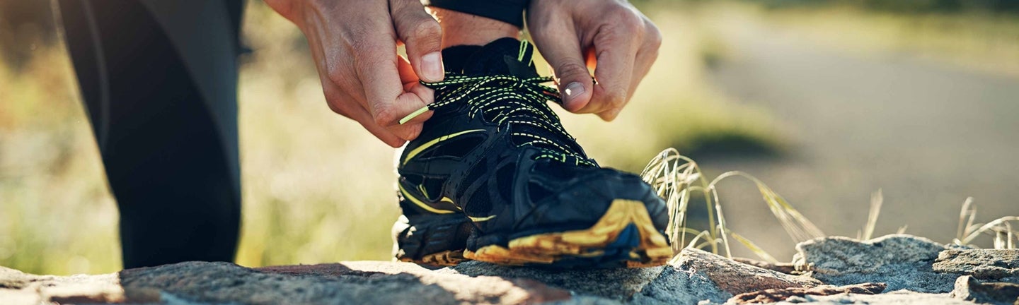 Schuhe werden gebunden