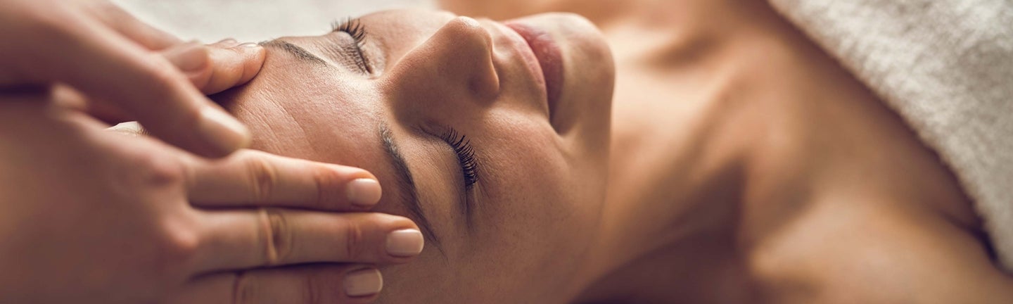 Frau bekommt Kopfmassage